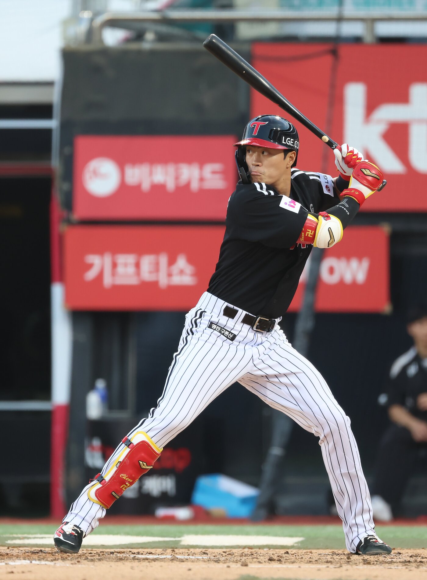 본문 이미지 - LG 트윈스 유니폼을 입은 천성호가 26일 열린 KBO리그 수원 KT 위즈전에서 4-3 역전승을 이끌었다. &#40;LG 트윈스 제공&#41;