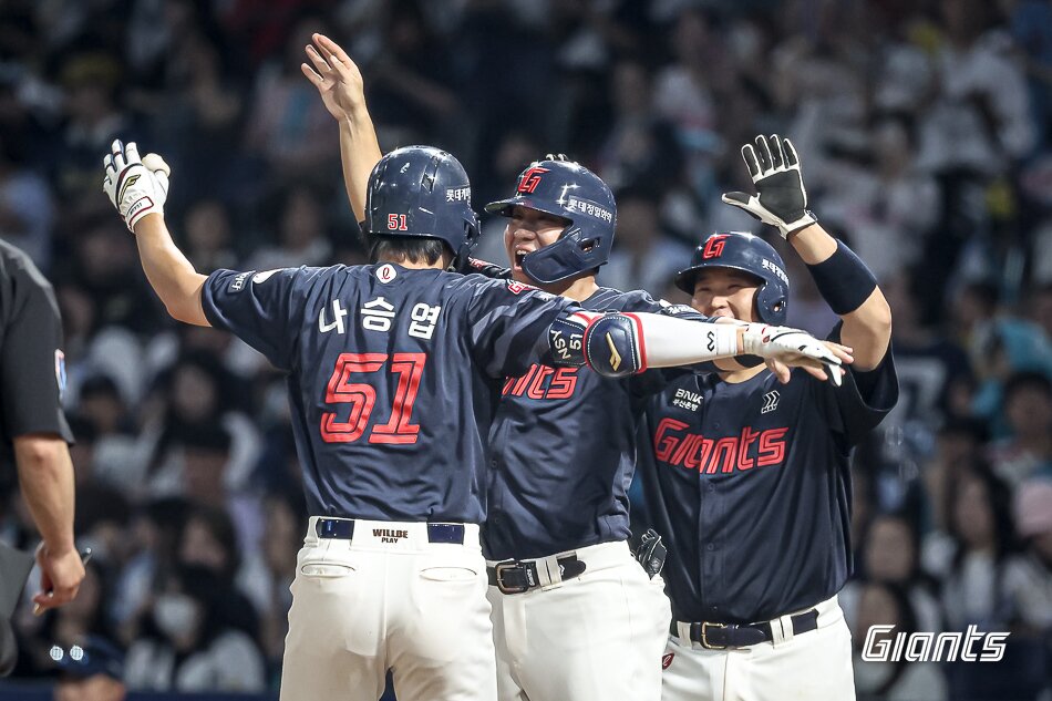 본문 이미지 - 롯데 자이언츠 나승엽&#40;51번&#41;은 26일 열린 KBO리그 창원 NC 다이노스전에서 5회초 역전 3점 홈런을 터뜨려 7-6 승리를 이끌었다. &#40;롯데 자이언츠 제공&#41;