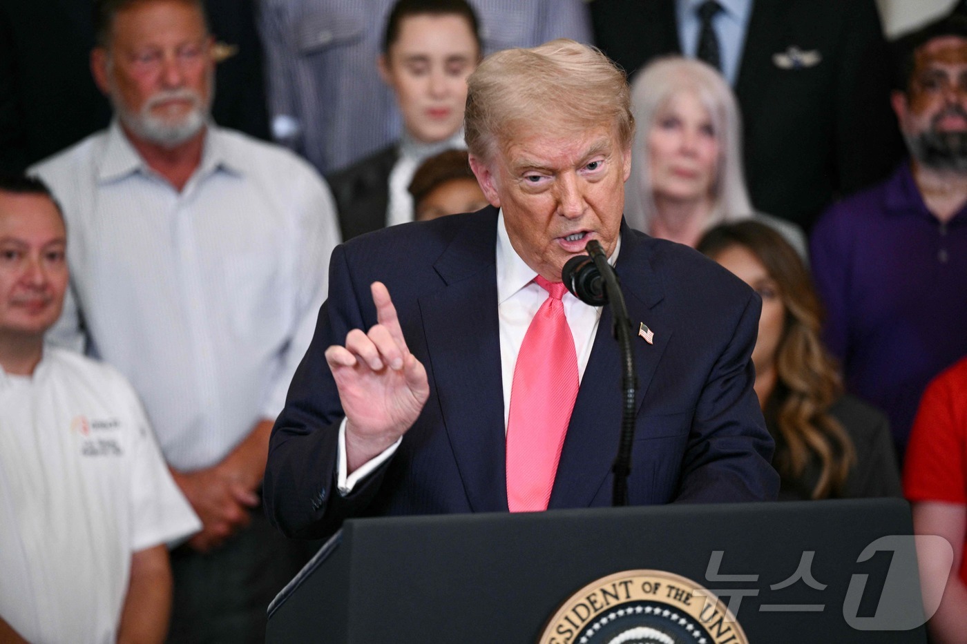 (워싱턴DC AFP=뉴스1) 류정민 특파원 = 도널드 트럼프 미국 대통령이 26일(현지시간) 워싱턴DC 백악관에서 열린 '하나의 크고 아름다운 법안'(One Big Beautifu …