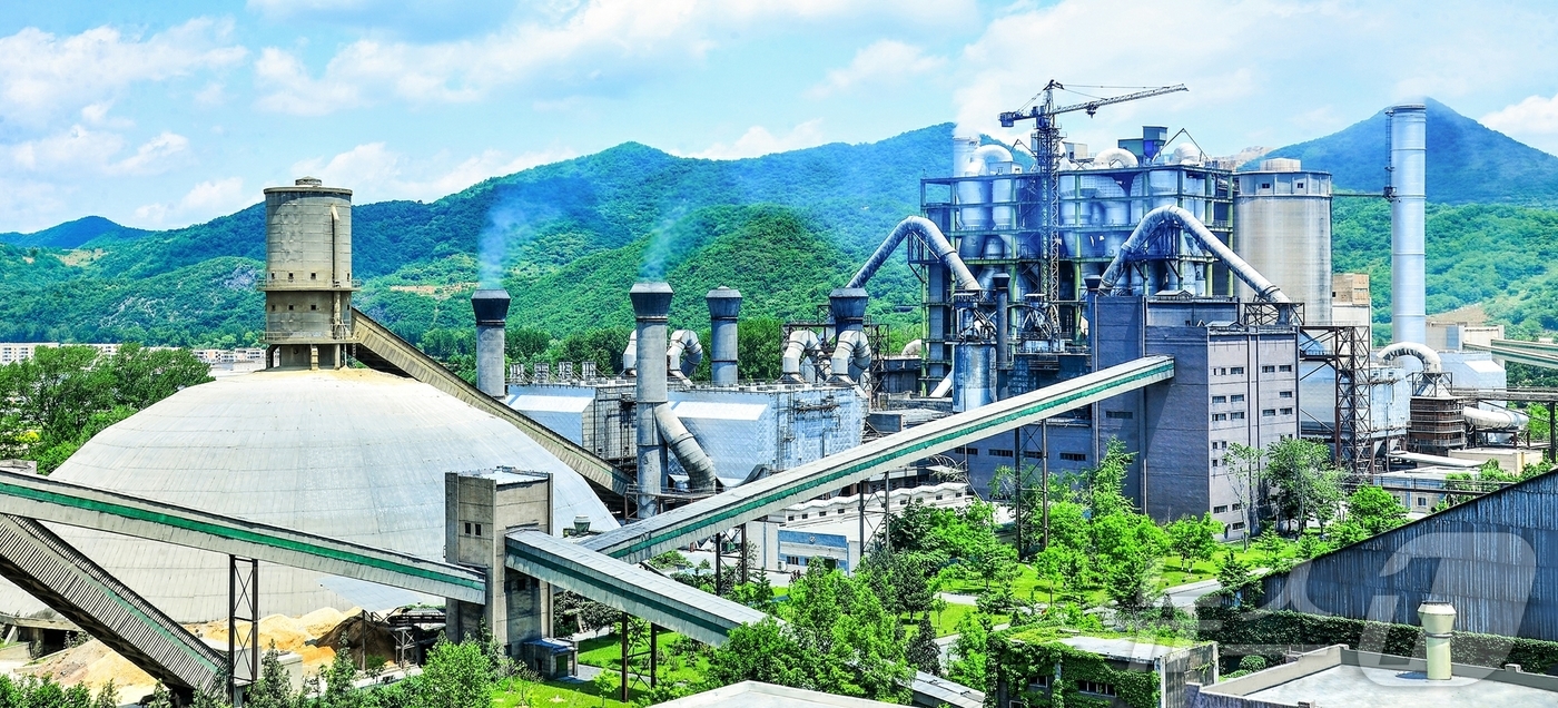 (평양 노동신문=뉴스1) = 북한 노동당 기관지 노동신문은 27일 상원시멘트연합기업소에서 지난해 같은 시기보다 일평균 108%의 실적이 기록됐다고 선전하며 상반기 인민경제계획을 앞 …