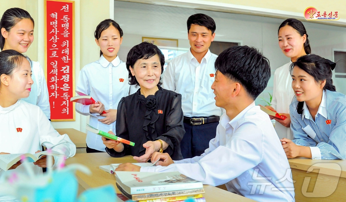 (평양 노동신문=뉴스1) = 북한 노동당 기관지 노동신문은 27일 평양구두공장을 소개하고 "청년과의 사업에 힘을 넣고 있다"고 선전했다. [국내에서만 사용가능. 재배포 금지. DB …