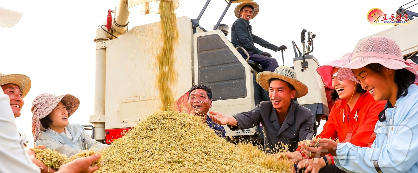 (평양 노동신문=뉴스1) = 북한 노동당 기관지 노동신문은 27일 "각지 농업부문 일꾼(간부)들과 근로자들이 애써 가꾼 밀, 보리를 허실없이 거두어들이기 위해 분발해 나섰다"고 보 …