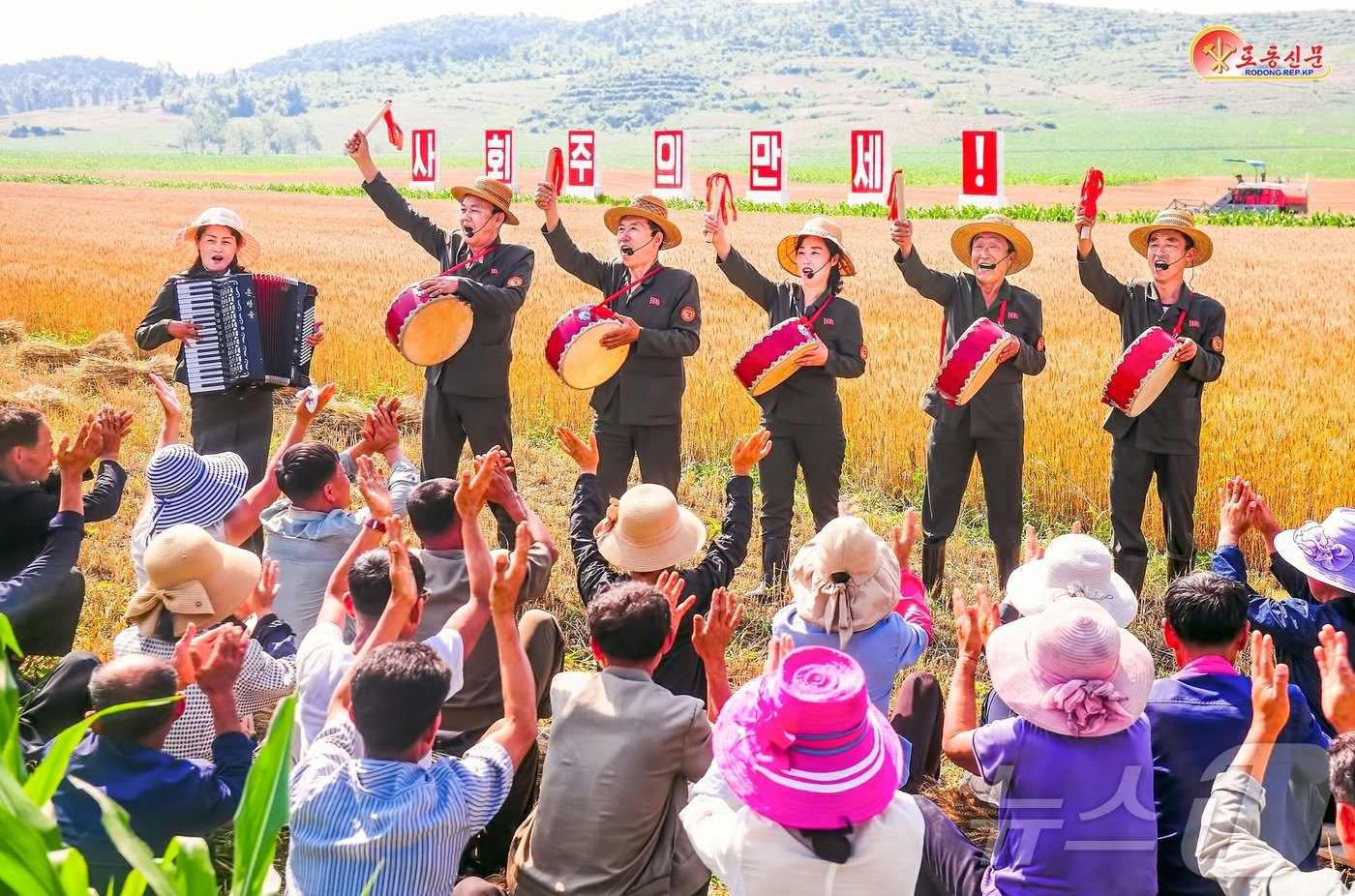 (평양 노동신문=뉴스1) = 북한 노동당 기관지 노동신문은 27일 "각지 농업부문 일꾼(간부)들과 근로자들이 애써 가꾼 밀, 보리를 허실없이 거두어들이기 위해 분발해 나섰다"고 보 …