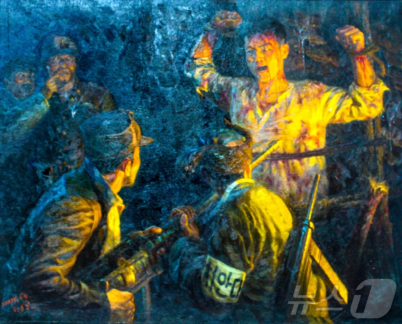 (평양 노동신문=뉴스1) = 북한 노동당 기관지 노동신문은 27일 평양국제문화회관에서 계급교양주제로 진행되고 있는 미술전시회를 조명하며 작품을 통해 "더욱 똑똑히 복수의 의지, 멸 …