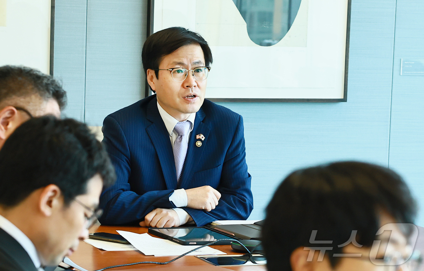 (서울=뉴스1) = 여한구 산업통상자원부 통상교섭본부장이 26일(현지시간) 미국 워싱턴 D.C에서 제프 랜드리(Jeff Landry) 미국 루이지애나 주지사와 화상으로 면담하고 있 …