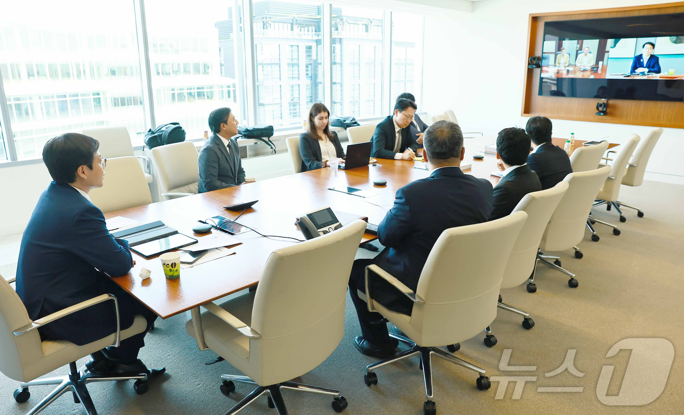 (서울=뉴스1) = 여한구 산업통상자원부 통상교섭본부장이 26일(현지시간) 미국 워싱턴 D.C에서 제프 랜드리(Jeff Landry) 미국 루이지애나 주지사와 화상으로 면담하고 있 …