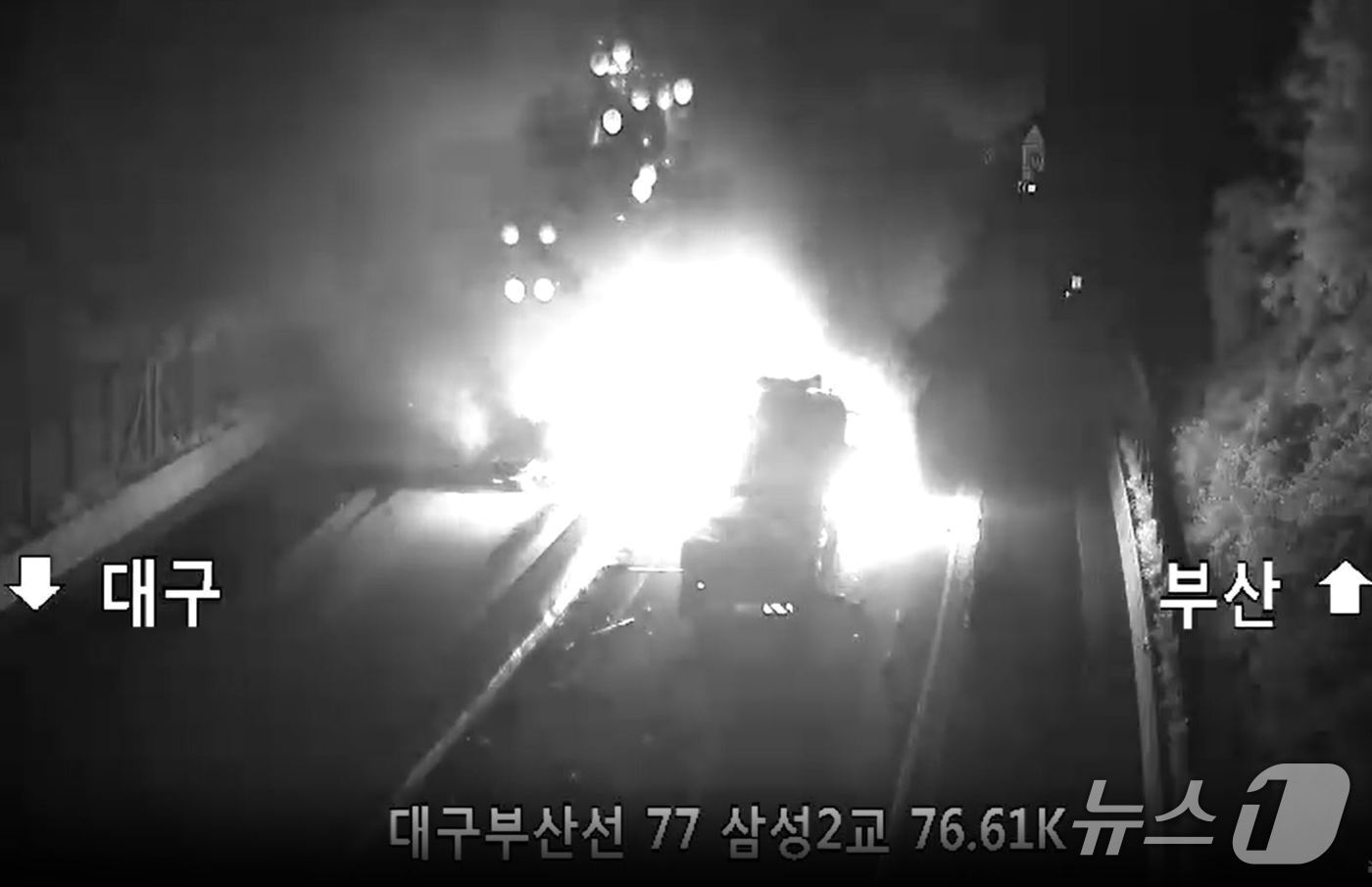 본문 이미지 - 26일 오후 10시4분쯤 경북 경산 남천면 남천터널 부근에서 부산 방향으로 달리던 25t 화물차가 앞서가던 8t 화물차를 추돌해 차량 2대가 전소됐다. (경북소방본부 제공. 재판매 및 DB 금지) 2025.6.26/뉴스1