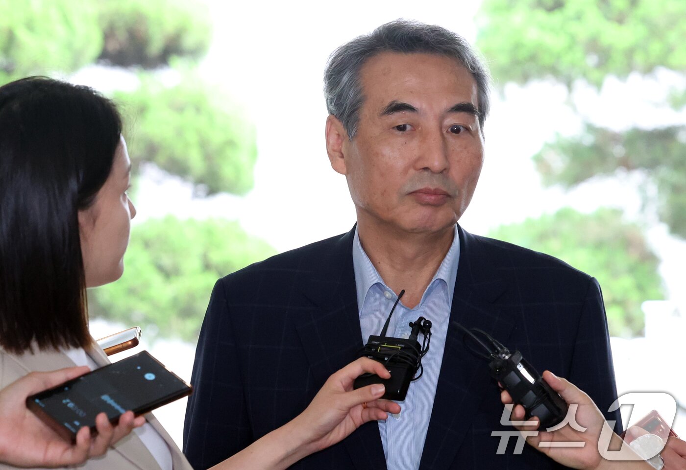 본문 이미지 - 윤석열 전 대통령의 부인 김건희 여사 의혹 관련 사건 수사를 맡은 민중기 특별검사가 27일 오전 서울 서초구 사무실로 출근하며 취재진의 질의에 답변하고 있다. 2025.6.27/뉴스1 ⓒ News1 김명섭 기자