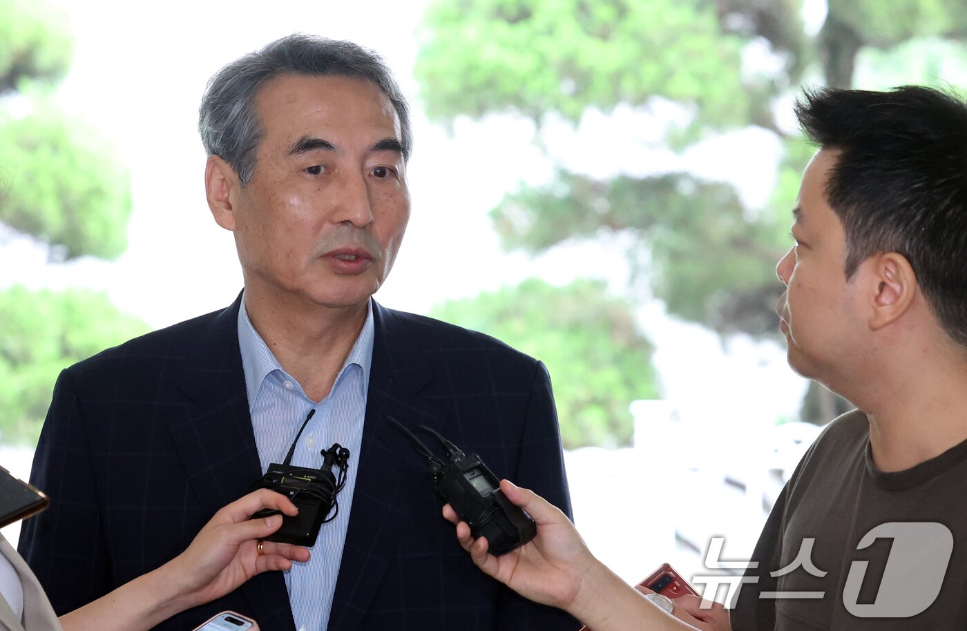 본문 이미지 - 윤석열 전 대통령의 부인 김건희 여사 의혹 관련 사건 수사를 맡은 민중기 특별검사가 27일 오전 서울 서초구 사무실로 출근하며 취재진의 질의에 답변하고 있다. 2025.6.27/뉴스1 ⓒ News1 김명섭 기자