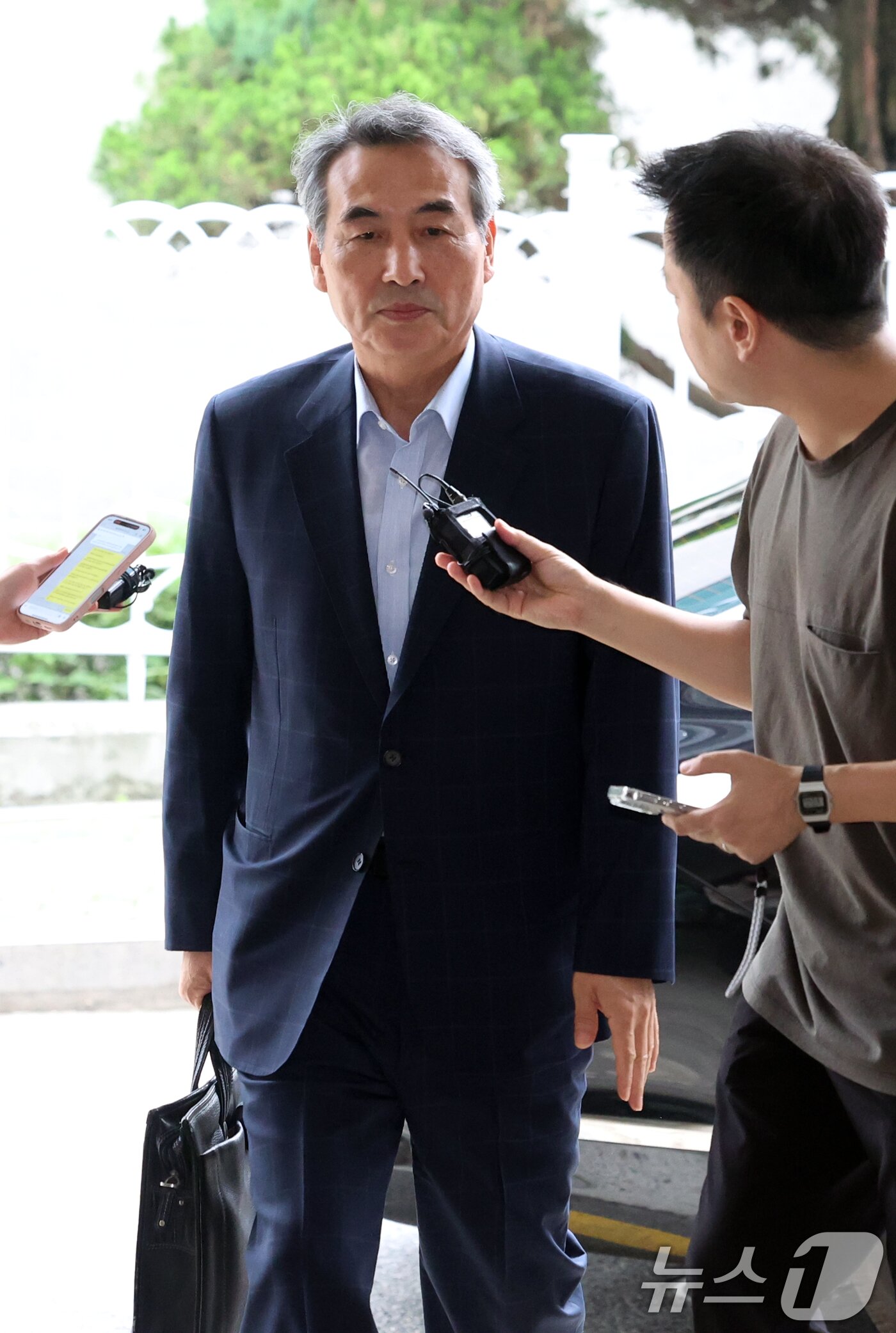 본문 이미지 - 윤석열 전 대통령의 부인 김건희 여사 의혹 관련 사건 수사를 맡은 민중기 특별검사가 27일 오전 서울 서초구 사무실로 출근하며 취재진의 질의에 답변하고 있다. 2025.6.27/뉴스1 ⓒ News1 김명섭 기자