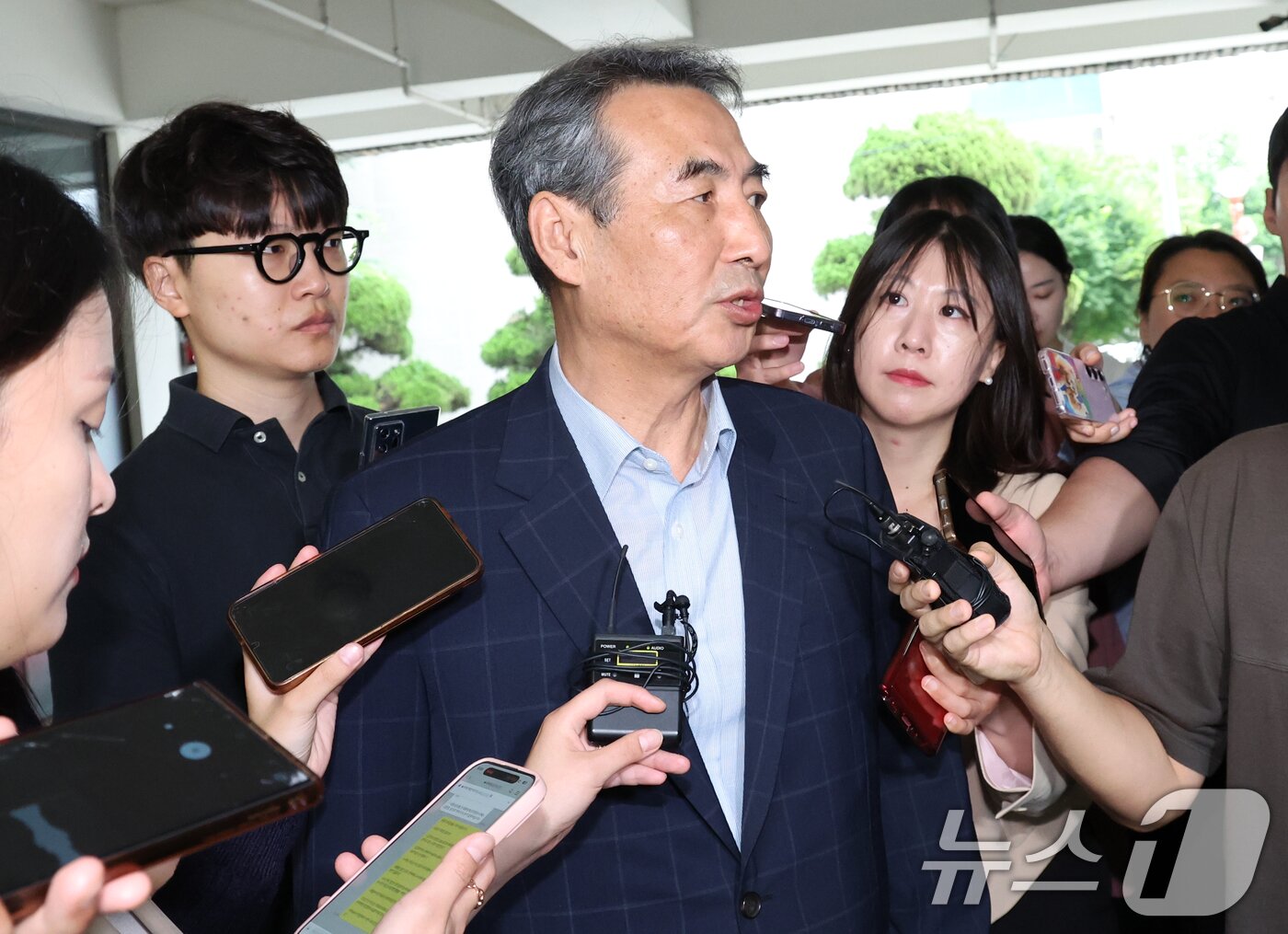 본문 이미지 - 윤석열 전 대통령의 부인 김건희 여사 의혹 관련 사건 수사를 맡은 민중기 특별검사가 27일 오전 서울 서초구 사무실로 출근하며 취재진의 질의에 답변하고 있다. 2025.6.27/뉴스1 ⓒ News1 김명섭 기자