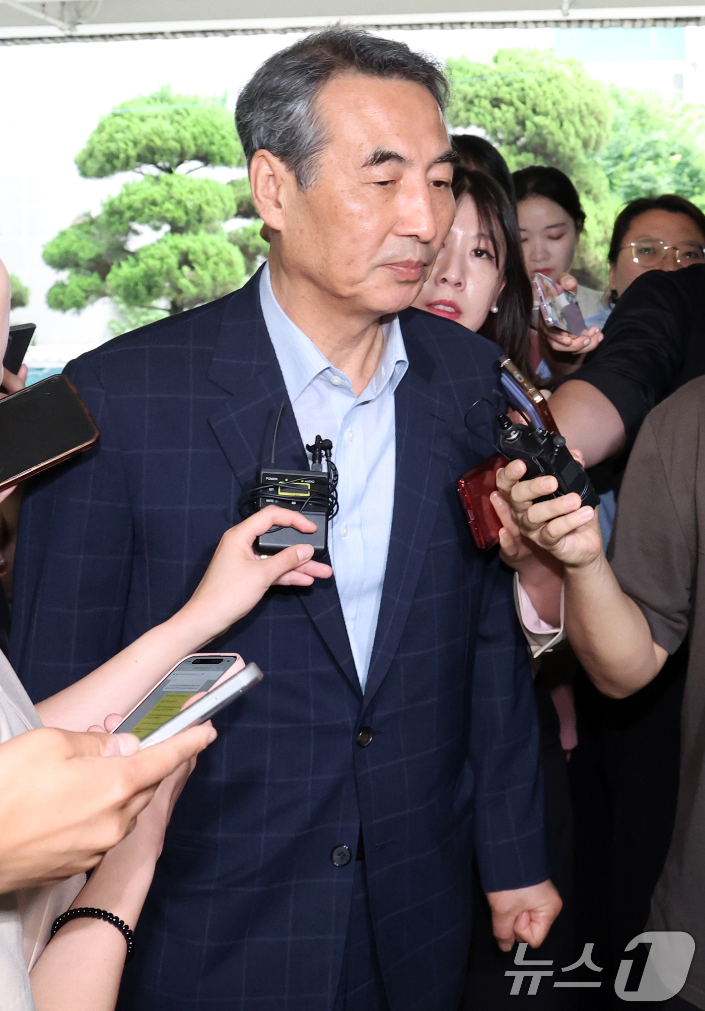 (서울=뉴스1) 김명섭 기자 = 윤석열 전 대통령의 부인 김건희 여사 의혹 관련 사건 수사를 맡은 민중기 특별검사가 27일 오전 서울 서초구 사무실로 출근하며 취재진의 질의에 답변 …