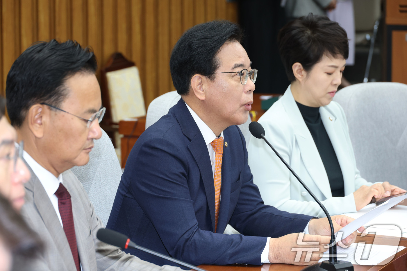 (서울=뉴스1) 이광호 기자 = 송언석 국민의힘 원내대표가 27일 오전 서울 여의도 국회에서 열린 원내대책회의에서 발언하고 있다. 2025.6.27/뉴스1