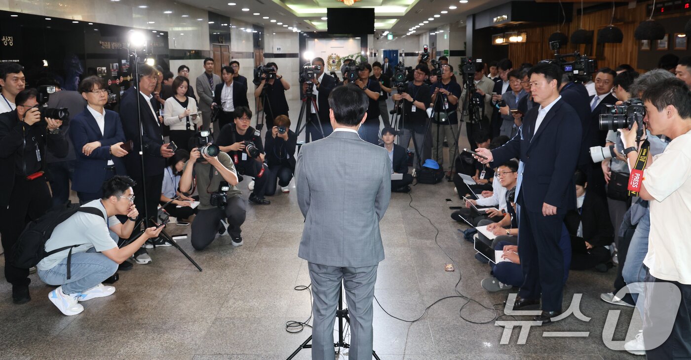 본문 이미지 - 안규백 국방부장관 후보자가 27일 서울 용산구 육군회관에 마련된 인사청문회 준비 집무실로 출근하며 취재진의 질의에 답하고 있다. 2025.6.27/뉴스1 ⓒ News1 허경 기자