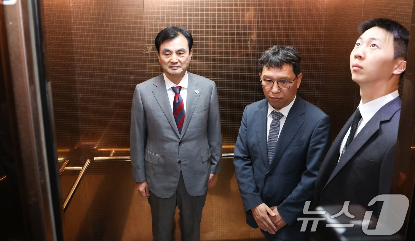 본문 이미지 - 안규백 국방부장관 후보자가 27일 서울 용산구 육군회관에 마련된 인사청문회 준비 집무실로 출근하고 있다. 2025.6.27/뉴스1 ⓒ News1 허경 기자