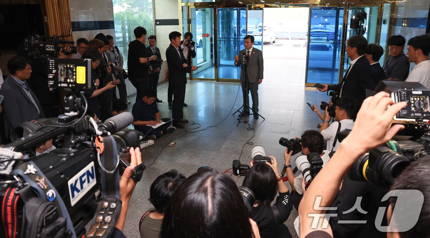 본문 이미지 - 안규백 국방부장관 후보자가 27일 서울 용산구 육군회관에 마련된 인사청문회 준비 집무실로 출근하며 취재진의 질의에 답하고 있다. 2025.6.27/뉴스1 ⓒ News1 허경 기자