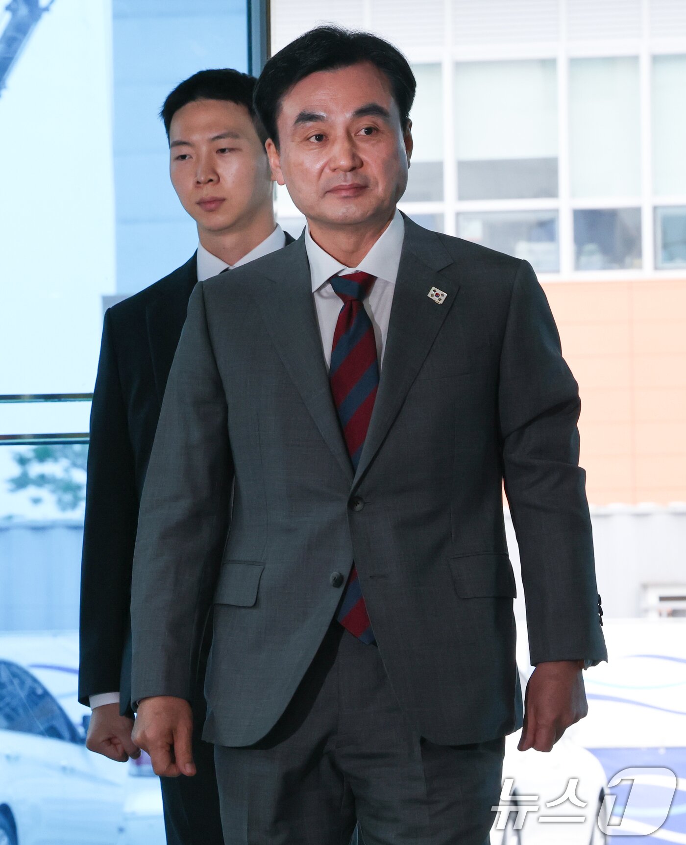본문 이미지 - 안규백 국방부장관 후보자가 27일 서울 용산구 육군회관에 마련된 인사청문회 준비 집무실로 출근하고 있다. 2025.6.27/뉴스1 ⓒ News1 허경 기자