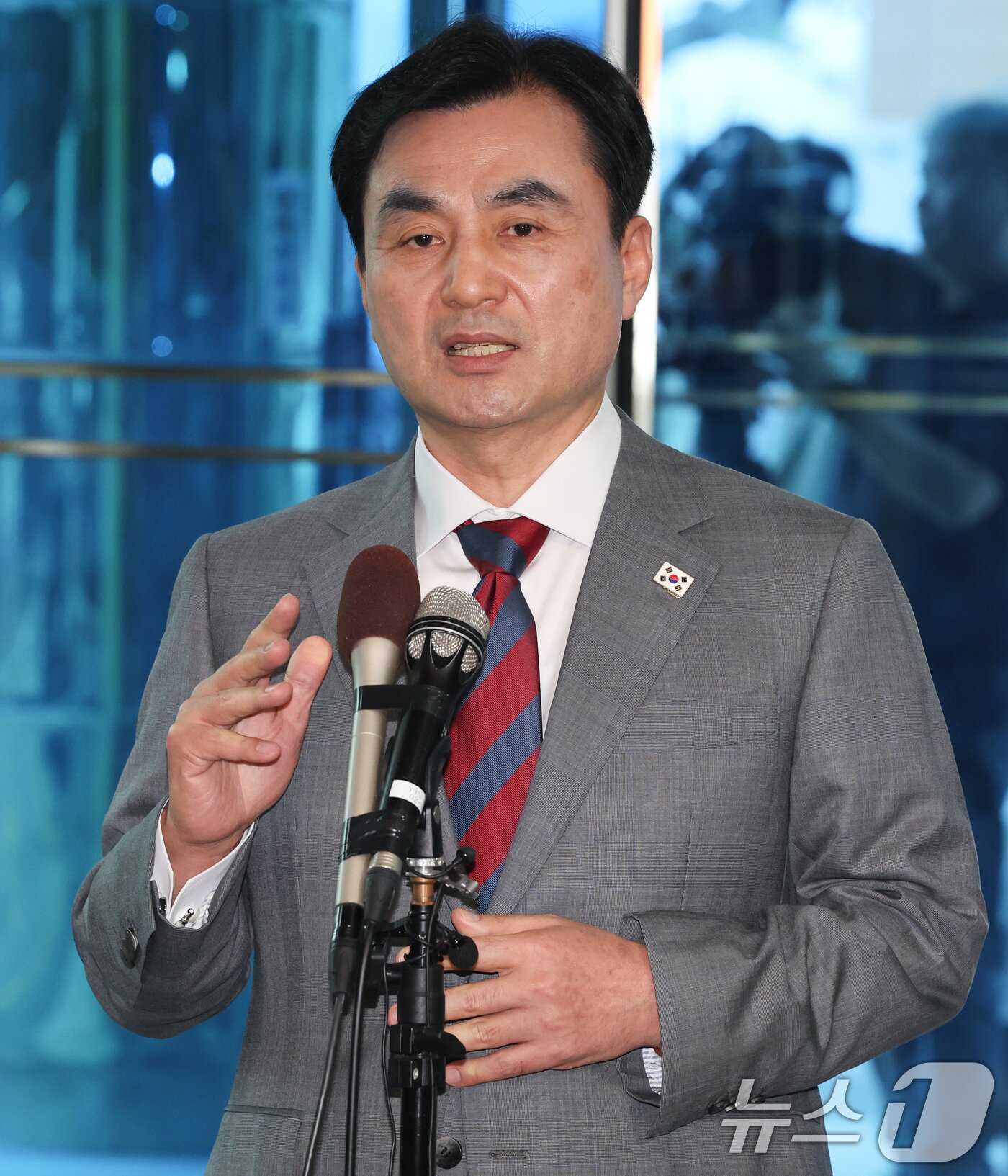 본문 이미지 - 안규백 국방부장관 후보자가 27일 서울 용산구 육군회관에 마련된 인사청문회 준비 집무실로 출근하며 취재진의 질의에 답하고 있다. 2025.6.27/뉴스1 ⓒ News1 허경 기자