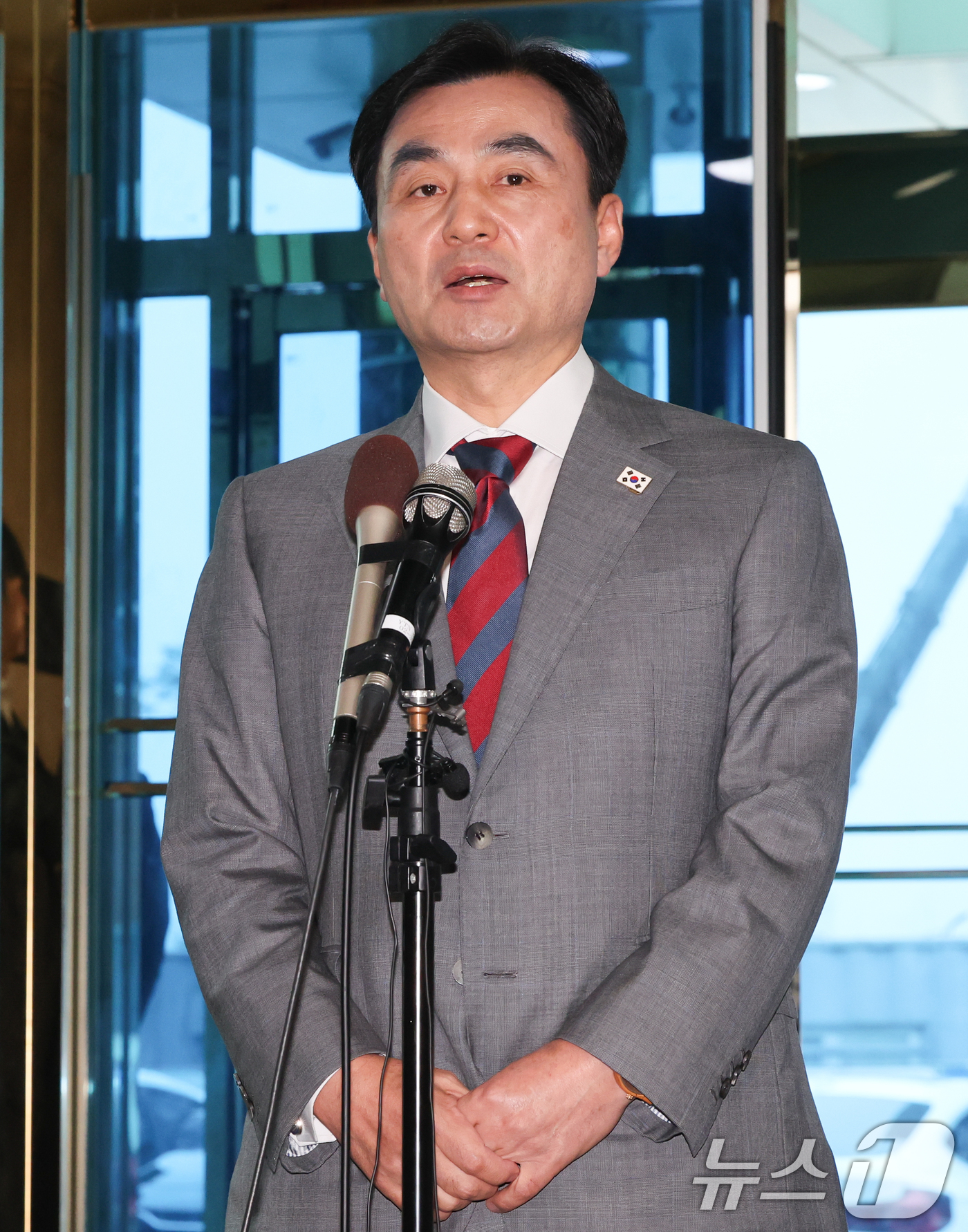 (서울=뉴스1) 허경 기자 = 안규백 국방부장관 후보자가 27일 서울 용산구 육군회관에 마련된 인사청문회 준비 집무실로 출근하며 취재진의 질의에 답하고 있다. 2025.6.27/뉴 …