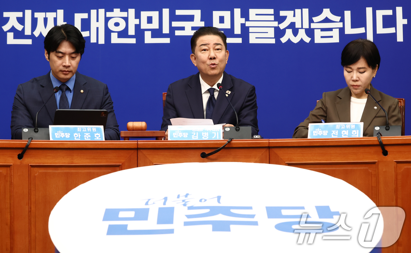 (서울=뉴스1) 김민지 기자 = 김병기 더불어민주당 대표 직무대행 겸 원내대표가 27일 오전 서울 여의도 국회에서 열린 최고위원회의에서 모두 발언을 하고 있다.오른쪽부터 전현희 최 …