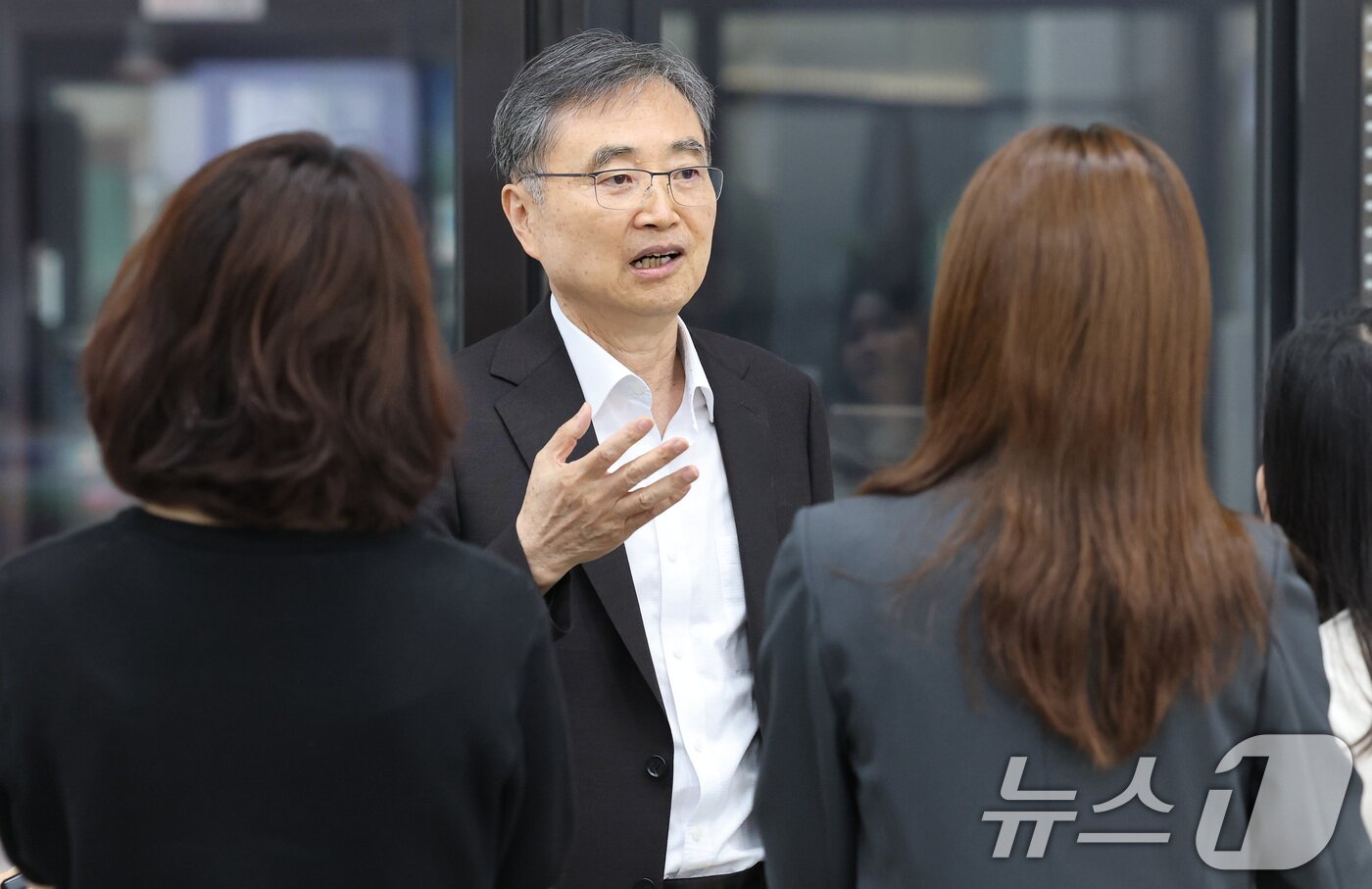 본문 이미지 - 조현 외교부 장관 후보자가 27일 오전 서울 종로구 대우빌딩에 마련된 인사청문회 준비 사무실로 출근하며 취재진의 질문에 답하고 있다. 2025.6.27/뉴스1 ⓒ News1 임세영 기자