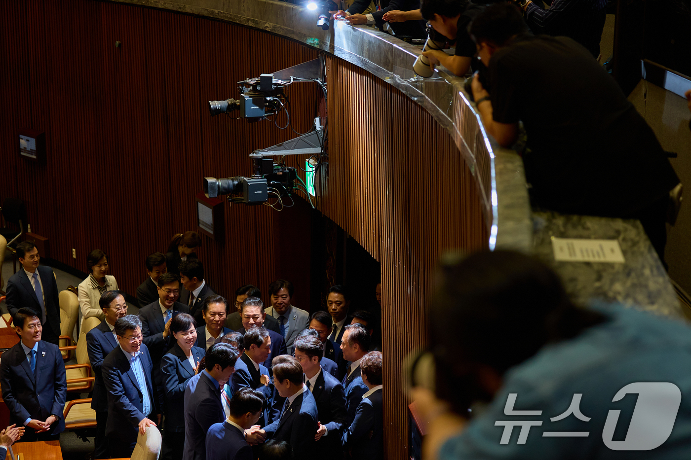 (서울=뉴스1) 허경 기자 = 이재명 대통령이 지난 26일 서울 여의도 국회에서 추가경정예산(추경) 시정연설을 마친 뒤 더불어민주당 의원들과 인사를 나누고 있다. (이재명 대통령 …