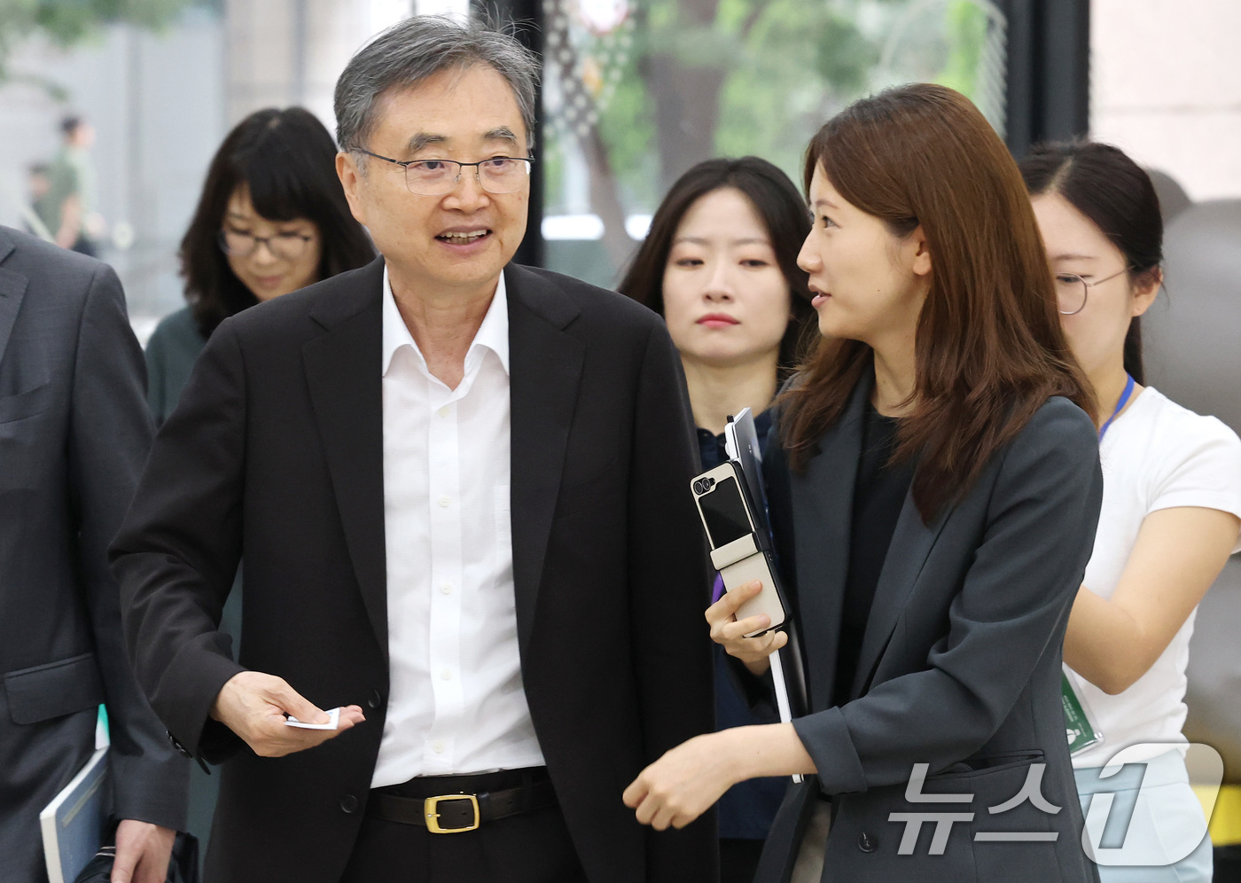 (서울=뉴스1) 임세영 기자 = 조현 외교부 장관 후보자가 27일 오전 서울 종로구 대우빌딩에 마련된 인사청문회 준비 사무실로 출근하며 취재진의 질문에 답하고 있다. 2025.6. …