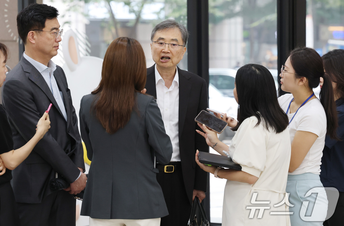 (서울=뉴스1) 임세영 기자 = 조현 외교부 장관 후보자가 27일 오전 서울 종로구 대우빌딩에 마련된 인사청문회 준비 사무실로 출근하며 취재진의 질문에 답하고 있다. 2025.6. …