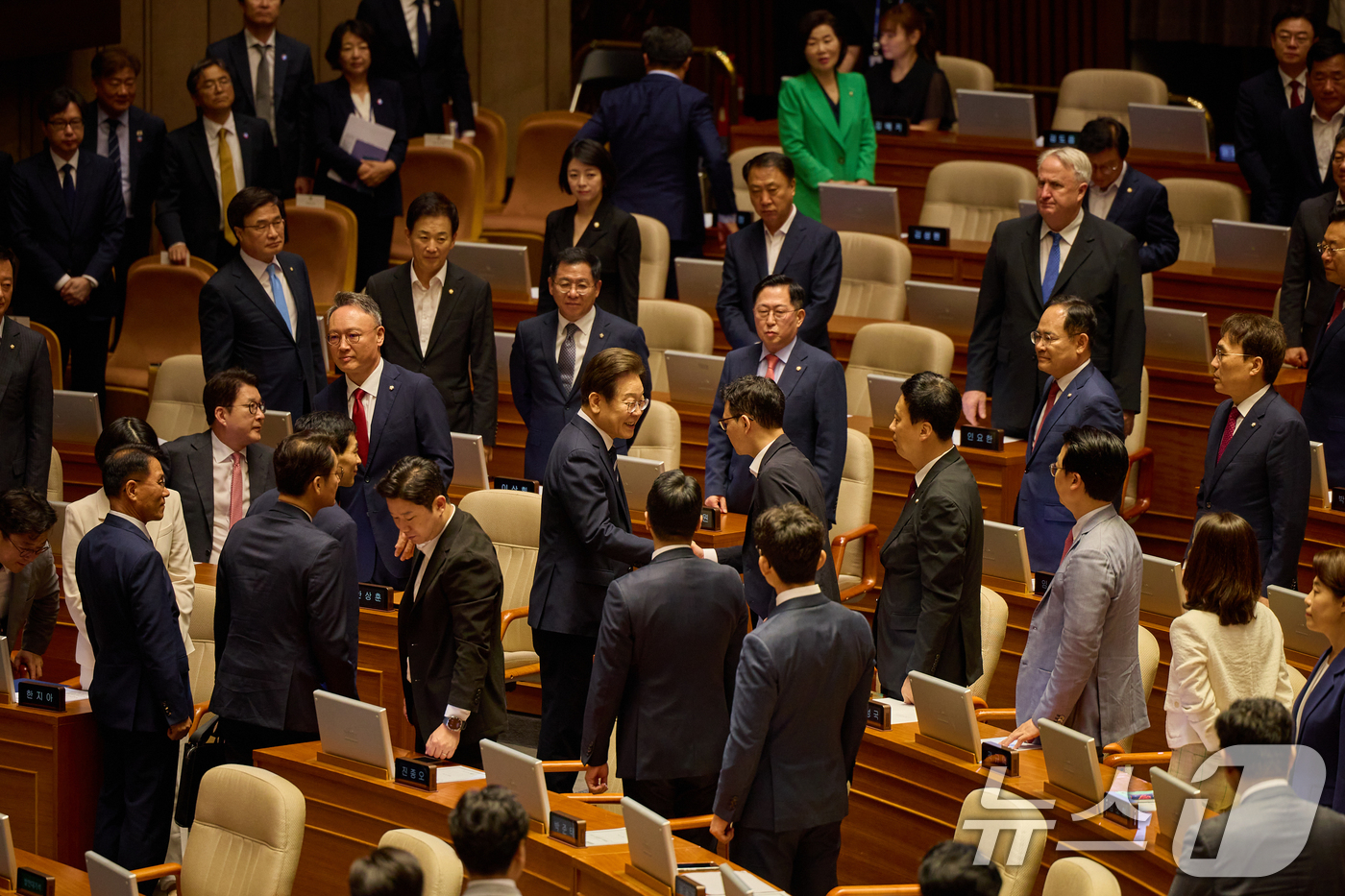 (서울=뉴스1) 허경 기자 = 이재명 대통령이 지난 26일 서울 여의도 국회에서 추가경정예산(추경) 시정연설을 마친 뒤 국민의힘 의원들과 인사를 나누고 있다. (이재명 대통령 SN …