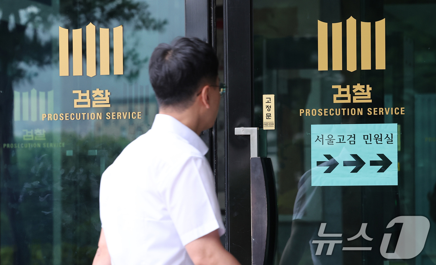 (서울=뉴스1) 김성진 기자 = 윤석열 전 대통령 측이 오는 28일로 예정된 내란특검 대면조사에 출석하겠다는 뜻을 밝혔다.윤 전 대통령 변호인은 27일 “지하 주차장 출입에 대해 …