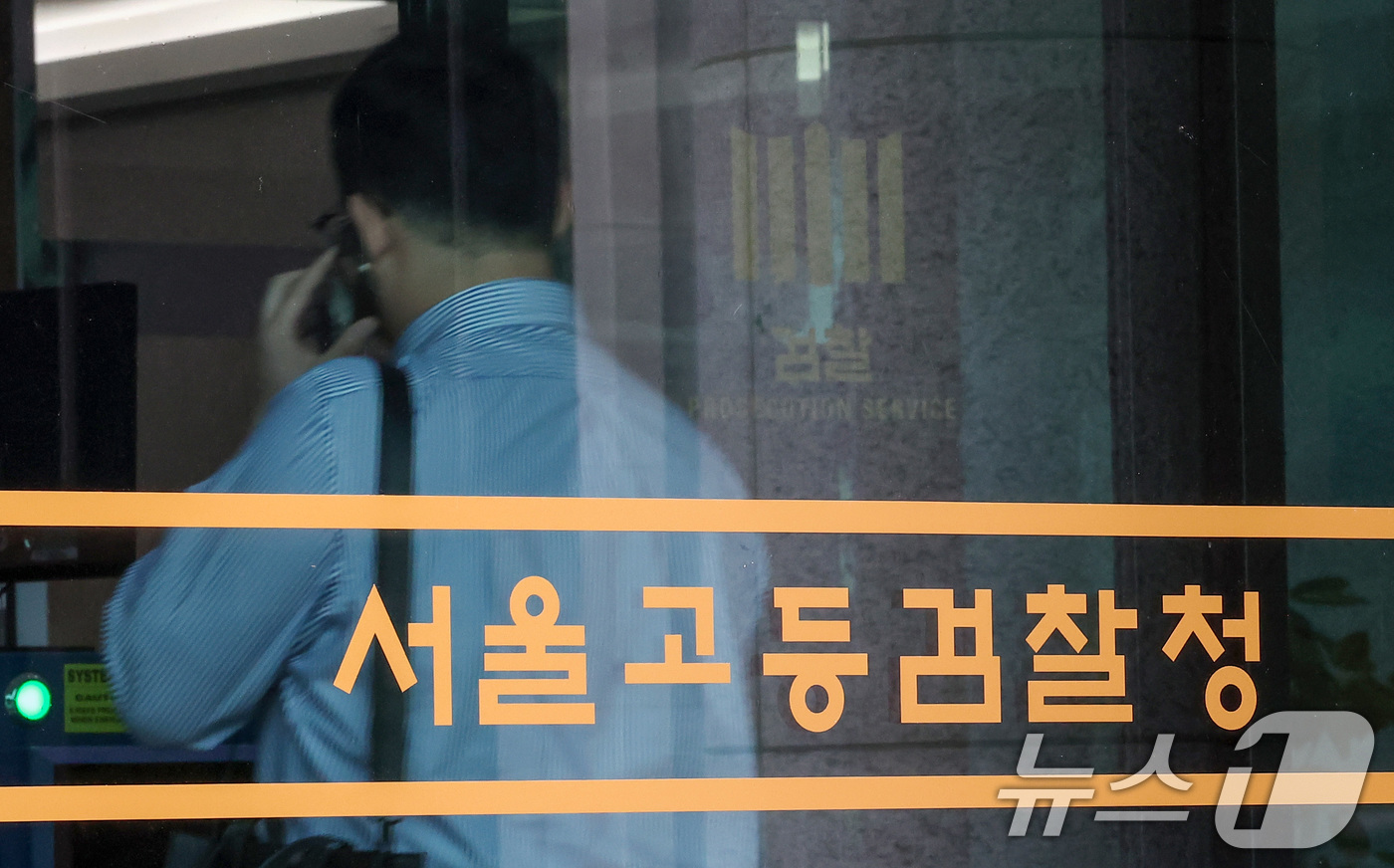 (서울=뉴스1) 김성진 기자 = 윤석열 전 대통령 측이 오는 28일로 예정된 내란특검 대면조사에 출석하겠다는 뜻을 밝혔다.윤 전 대통령 변호인은 27일 “지하 주차장 출입에 대해 …