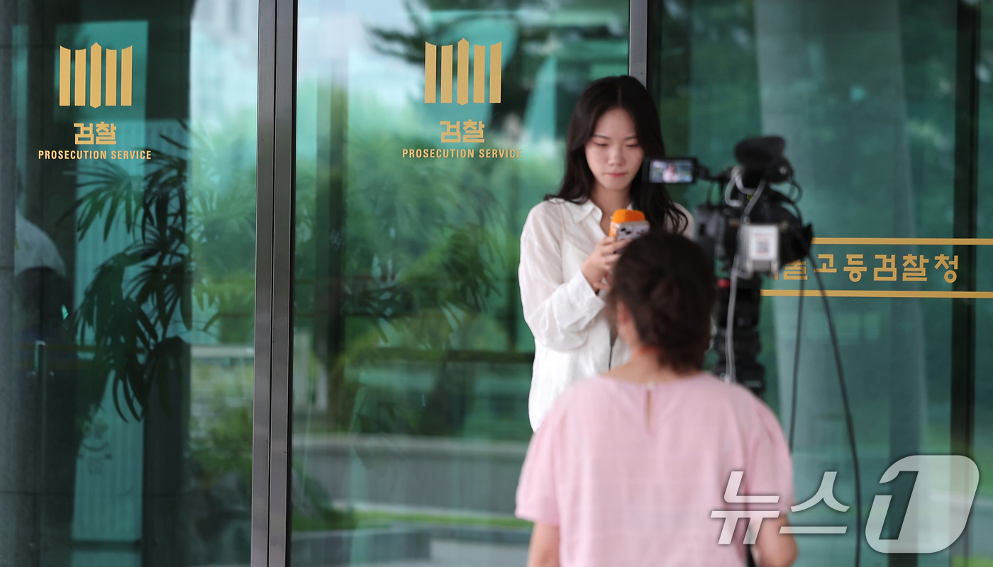 (서울=뉴스1) 김성진 기자 = 윤석열 전 대통령 측이 오는 28일로 예정된 내란특검 대면조사에 출석하겠다는 뜻을 밝혔다.윤 전 대통령 변호인은 27일 “지하 주차장 출입에 대해 …