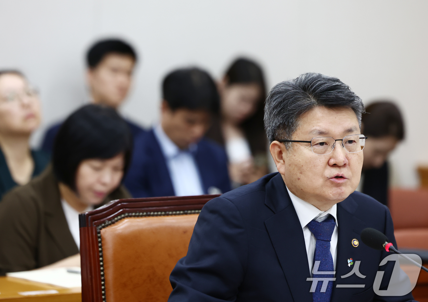 (서울=뉴스1) 김민지 기자 = 오석환 교육부 차관이 27일 오전 서울 여의도 국회에서 열린 2025년도 제2회 추가경정예산안(정부) 관련 교육위원회 전체회의에서 의원 질의에 답변 …