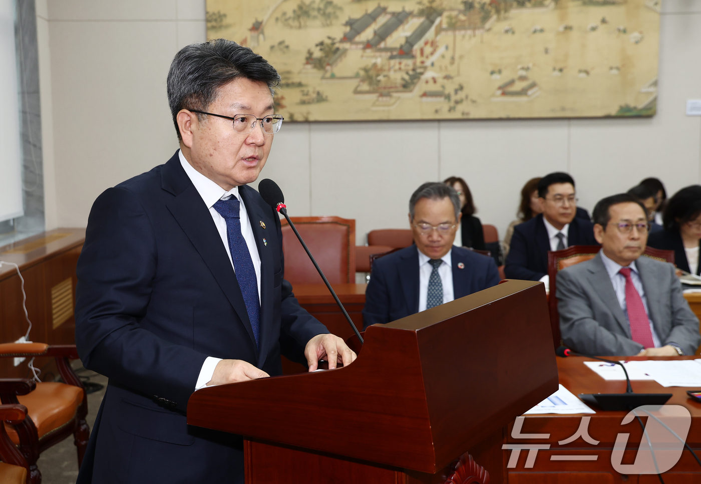 (서울=뉴스1) 김민지 기자 = 오석환 교육부 차관이 27일 오전 서울 여의도 국회에서 열린 2025년도 제2회 추가경정예산안(정부) 관련 교육위원회 전체회의에서 추경안 관련 보고 …