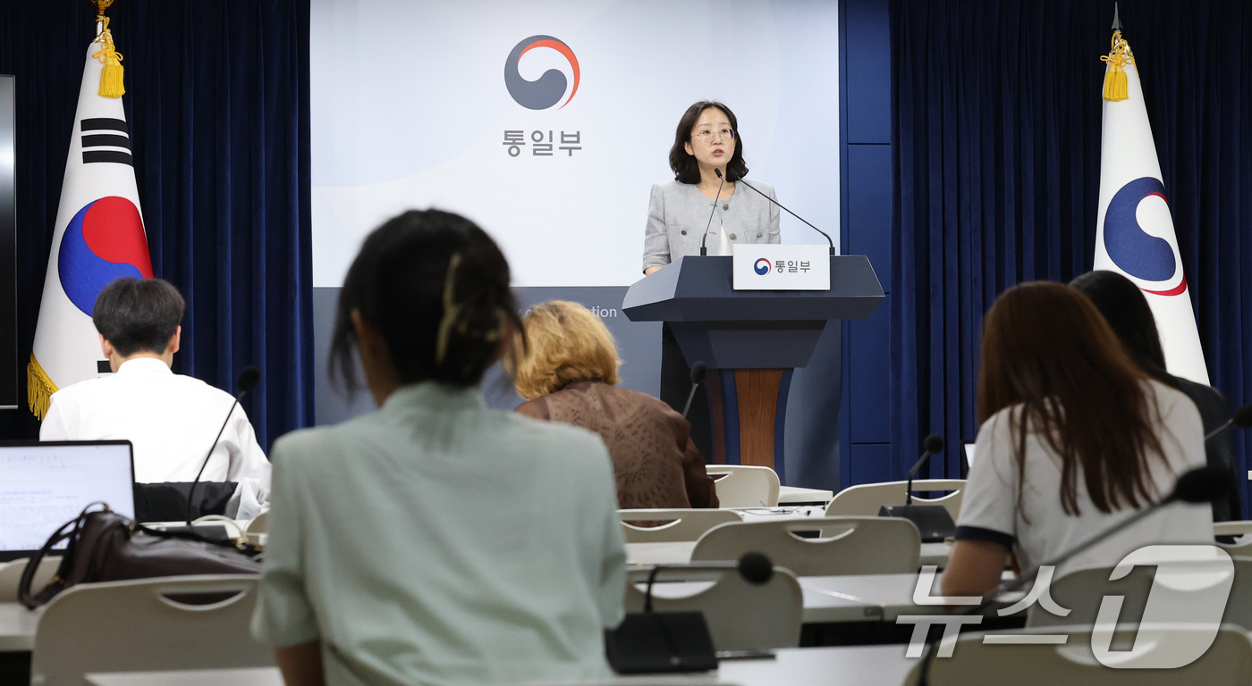 (서울=뉴스1) 임세영 기자 = 장윤정 통일부 부대변인이 27일 오전 서울 종로구 정부서울청사에서 열린 정례브리핑에서 장마철 남북 접경지역의 홍수 피해를 예방하기 위해 북한이 인도 …