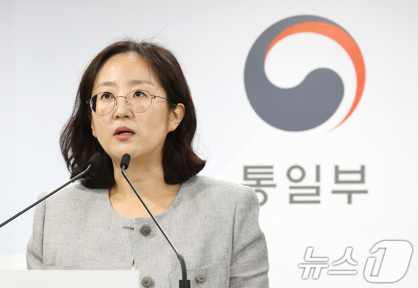 (서울=뉴스1) 임세영 기자 = 장윤정 통일부 부대변인이 27일 오전 서울 종로구 정부서울청사에서 열린 정례브리핑에서 장마철 남북 접경지역의 홍수 피해를 예방하기 위해 북한이 인도 …