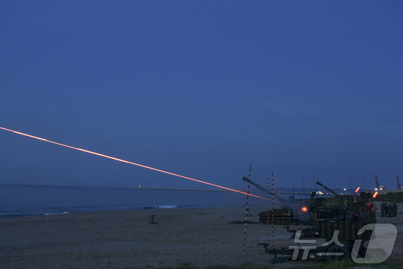 (포항=뉴스1) 최창호 기자 = 해병대 1사단이 지난 26일 경북 포항시 북구 칠포 대공사격장에서 해안 즉각조치사격과 연계한 야간 대해상 통합사격을 실시했다. (해병대1사단제공,제 …