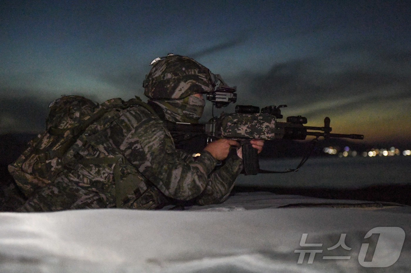 (포항=뉴스1) 최창호 기자 = 해병대 1사단이 지난 26일 경북 포항시 북구 칠포 대공사격장에서 해안 즉각조치사격과 연계한 야간 대해상 통합사격을 실시했다. (해병대1사단제공,제 …