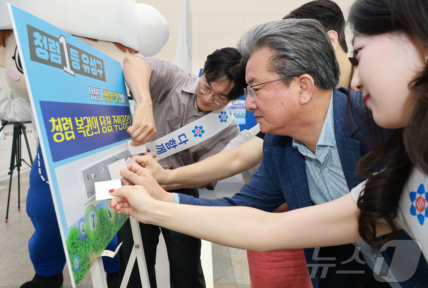 (대전=뉴스1) 김기태 기자 = 정용래 대전 유성구청장이 27일 구청에서 전 직원을 대상으로 진행된 청렴 복권 캠페인에서 당첨을 확인하고 있다. (유성구 제공. 재판매 및 DB금지 …