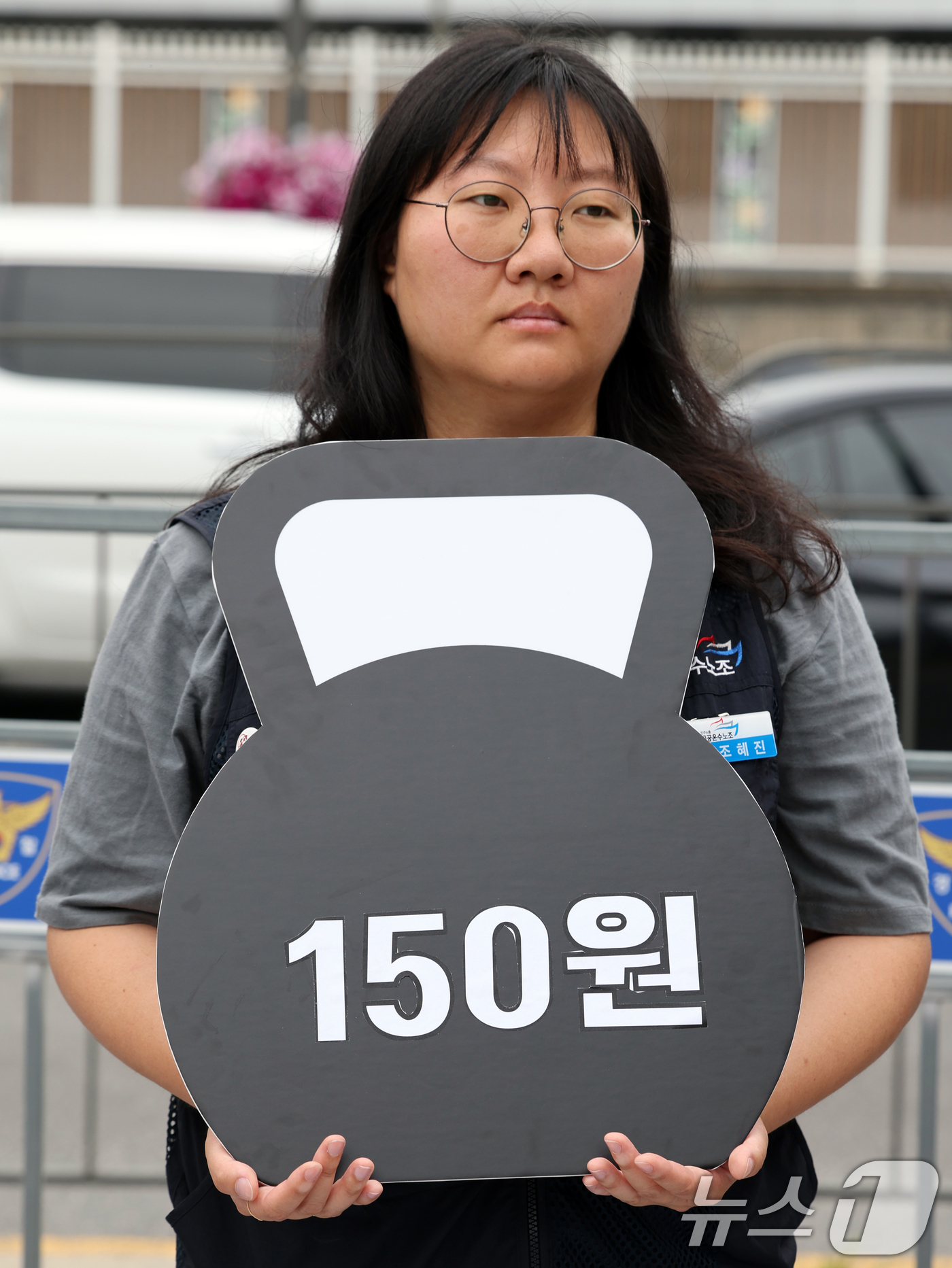 (서울=뉴스1) 황기선 기자 = 수도권 교통요금 인상 반대 시민사회단체가 27일 오전 서울 용산 대통령실 앞에서 수도권 지하철 요금 인상 철회를 촉구하는 기자회견을 진행하고 있다. …