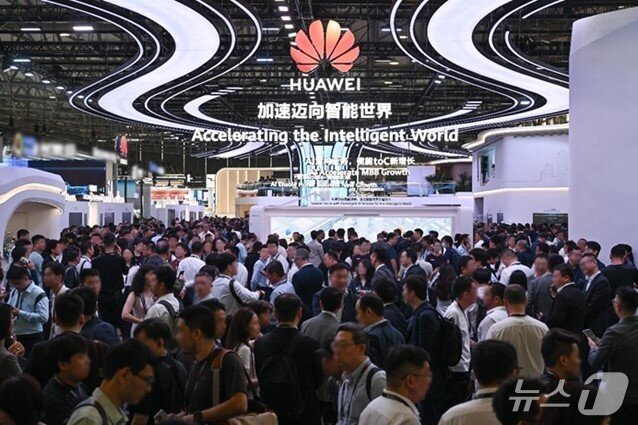본문 이미지 - MWC 상하이 2025 화웨이 부스(화웨이 제공)