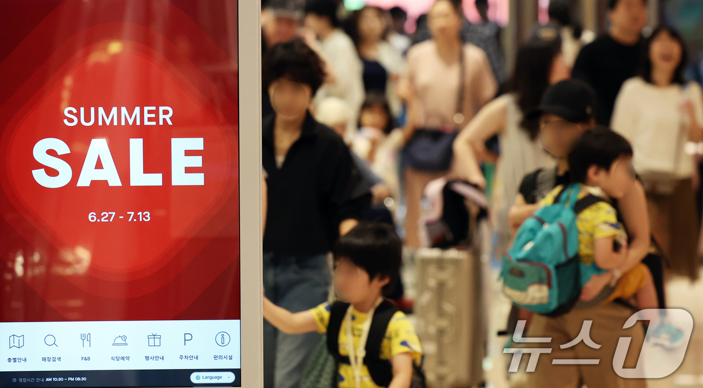 (서울=뉴스1) 오대일 기자 = 백화점 3사가 여름 휴가철을 앞두고 정기 세일에 돌입한 27일 오전 서울 중구 롯데백화점 본점에서 고객들이 개점 시간에 맞춰 입장하고 있다.롯데백화 …