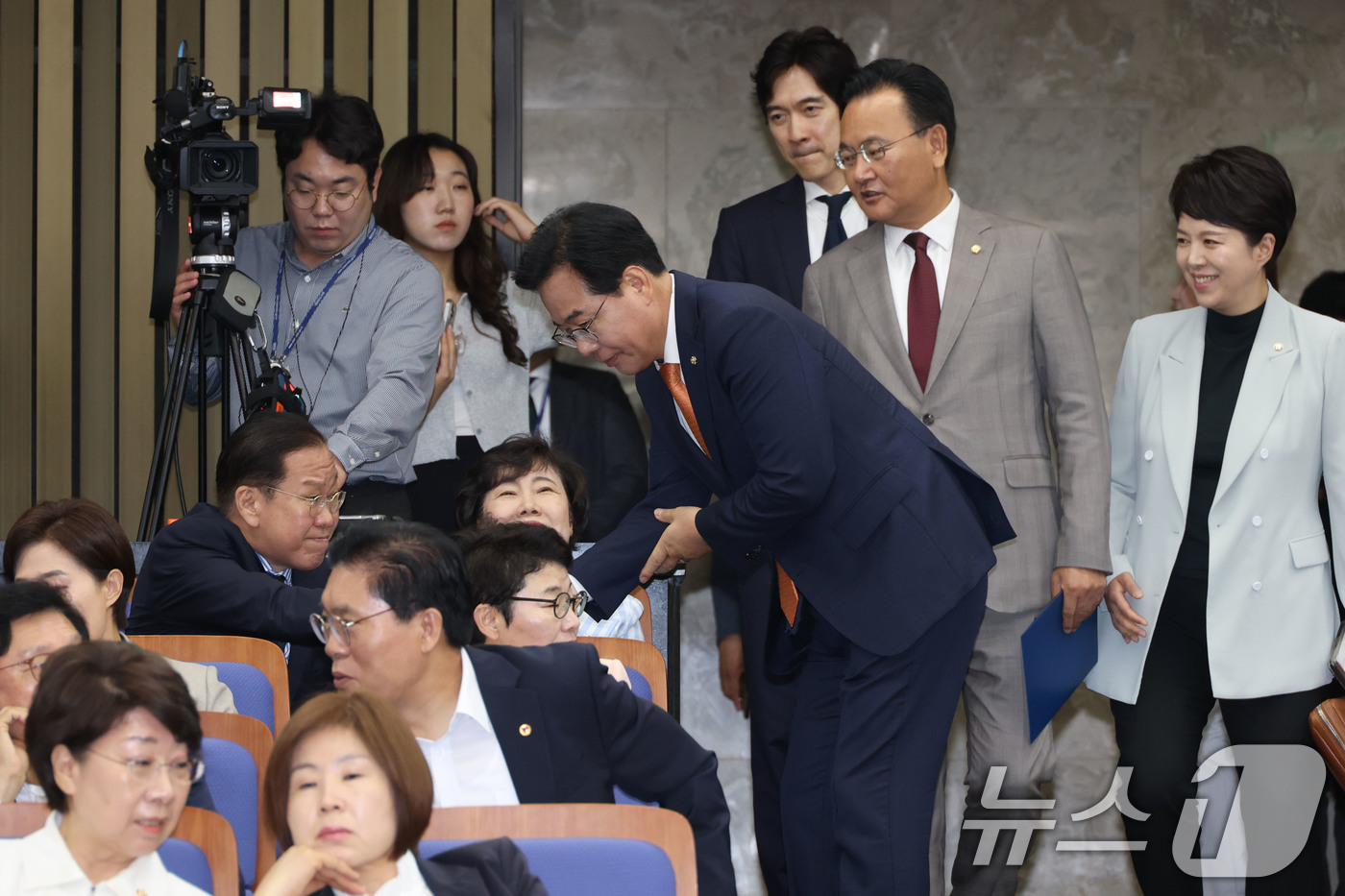 (서울=뉴스1) 이광호 기자 = 송언석 국민의힘 원내대표가 27일 오전 서울 여의도 국회에서 열린 의원총회에 참석하며 권영세 전 비대위원장과 인사나누고 있다. 2025.6.27/뉴 …