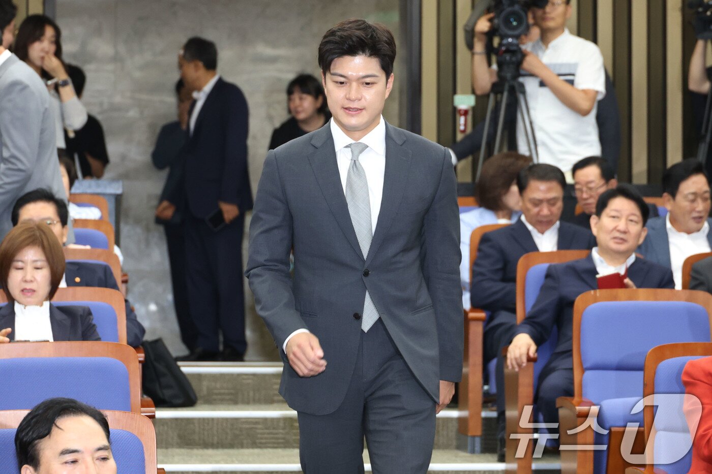 본문 이미지 - 김용태 국민의힘 비상대책위원장이 27일 오전 서울 여의도 국회에서 열린 의원총회에 참석하고 있다. 2025.6.27/뉴스1 ⓒ News1 이광호 기자