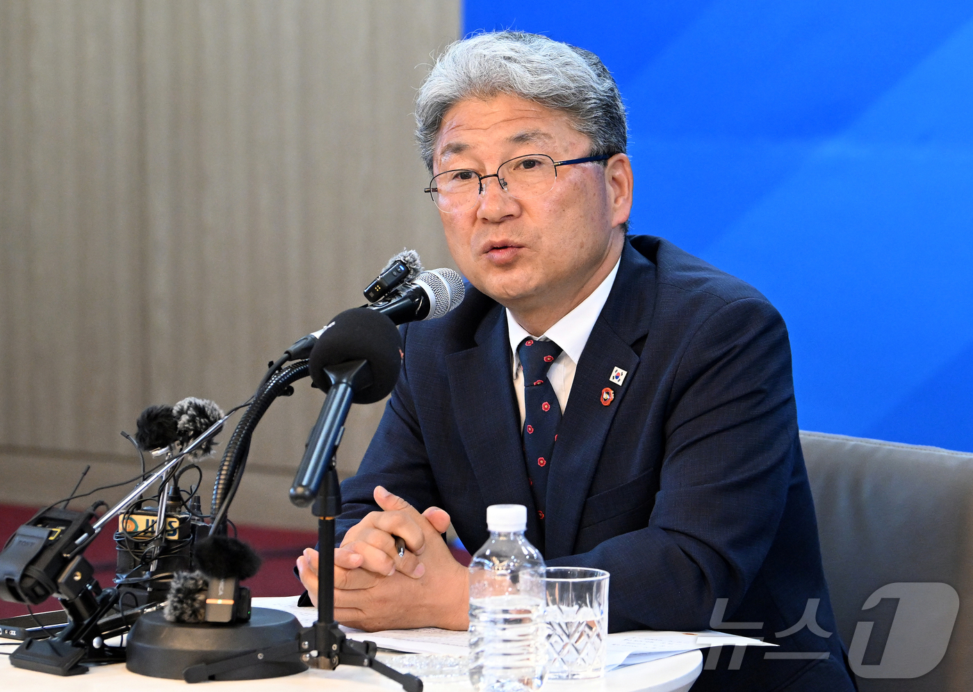 (제주=뉴스1) 오미란 기자 = 이상봉 제주특별자치도의회 의장(더불어민주당·제주시 노형동 을)이 27일 오전 도의회 도민카페에서 제12대 도의회 후반기 개원 1주년 기자간담회를 하 …