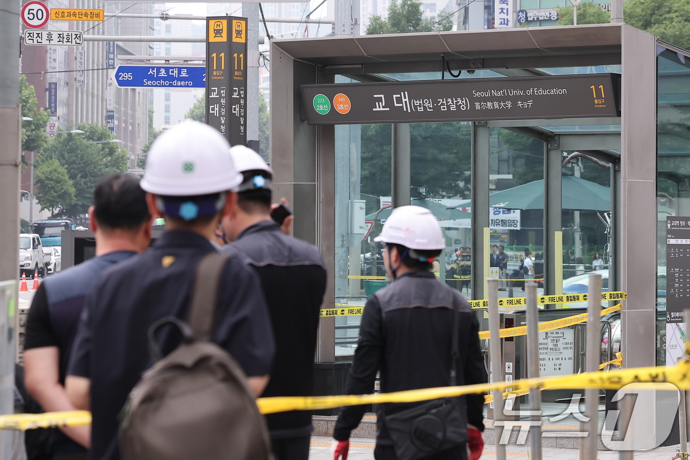 (서울=뉴스1) 김성진 기자 = 27일 오전 서울 서초구 지하철 2호선 교대역의 11번 출구 인근에서 도시가스가 유출되는 사고가 발생해 교대역 일대가 통제되고 있다. 서울지하철공사 …