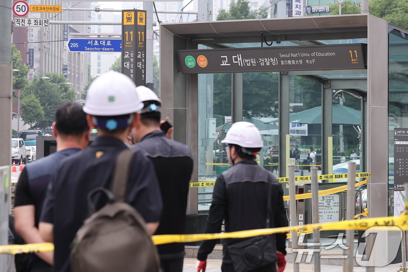 본문 이미지 - 27일 오전 서울 서초구 지하철 2호선 교대역의 11번 출구 인근에서 도시가스가 유출되는 사고가 발생해 교대역 일대가 통제되고 있다. 2025.6.27/뉴스1 ⓒ News1 김성진 기자