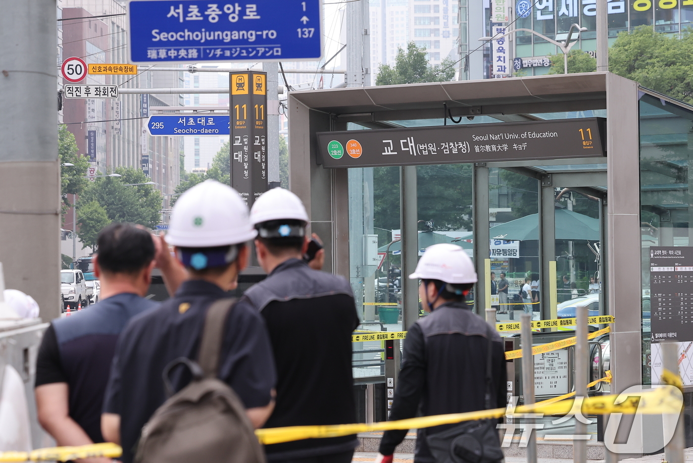 (서울=뉴스1) 김성진 기자 = 27일 오전 서울 서초구 지하철 2호선 교대역의 11번 출구 인근에서 도시가스가 유출되는 사고가 발생해 교대역 일대가 통제되고 있다. 서울지하철공사 …