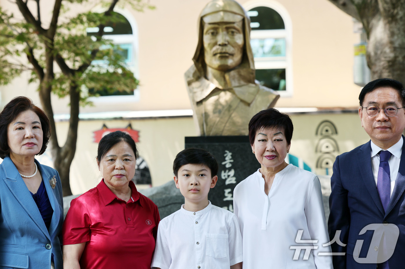 (광주=뉴스1) 박지현 기자 = 27일 광주 광산구 고려인진료소에서 독립유공자 후손 특별귀화자 3인이 홍범도 장군상 앞에서 기념사진을 찍고 있다. 2025.6.27/뉴스1