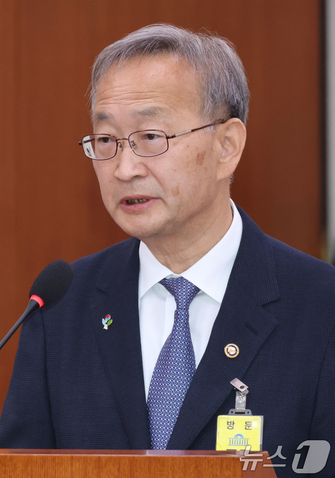 (서울=뉴스1) 이광호 기자 = 김남중 통일부 차관이 27일 오전 서울 여의도 국회에서 열린 외교통일위원회 전체회의에 출석해 남북협력기금운용계획변경안에 대한 제안 설명을 하고 있다 …